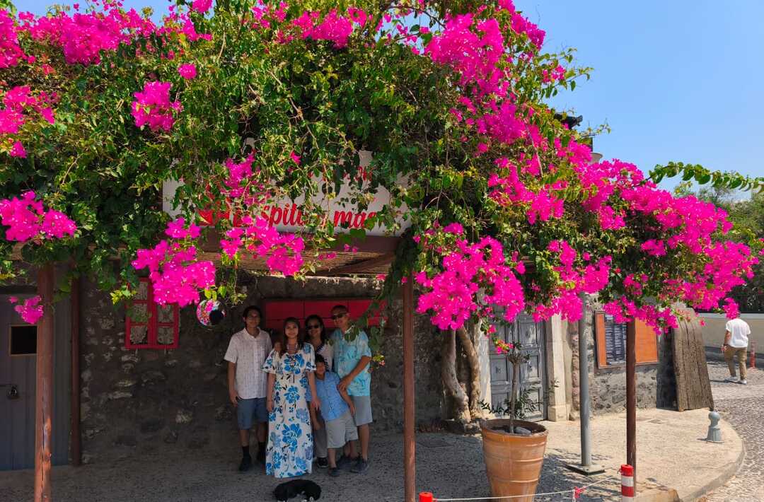 Santorini: Private Sightseeing Tour with Local Guide 3-7h