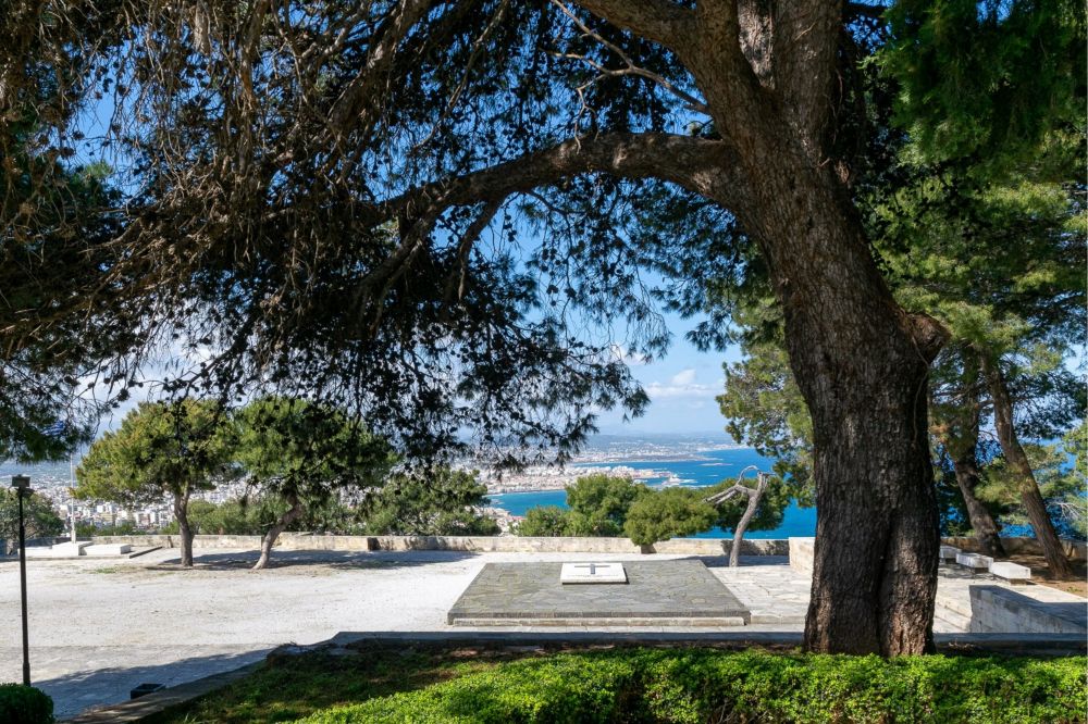 Private Akrotiri Peninsula Half Day Tour | Monasteries, Seitan Limania View & Marathi Beach
