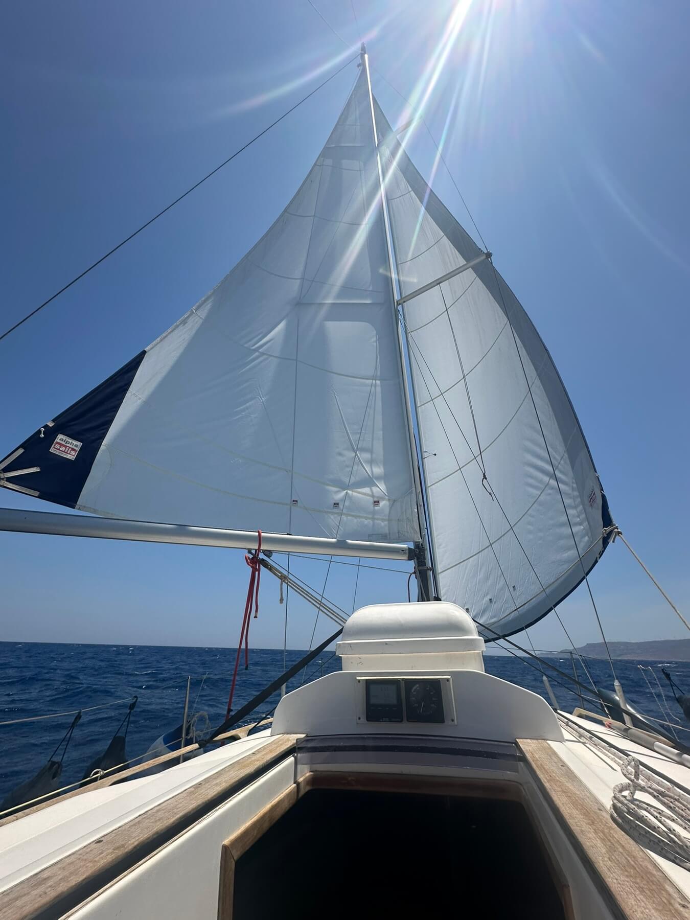 Sailing Cruise to Dia Island with Free Meal, Drinks and SUP