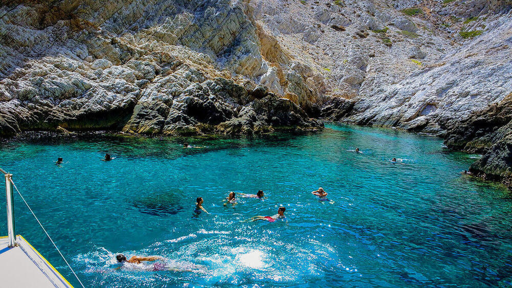 Small group tour: Wooden Traditional boat