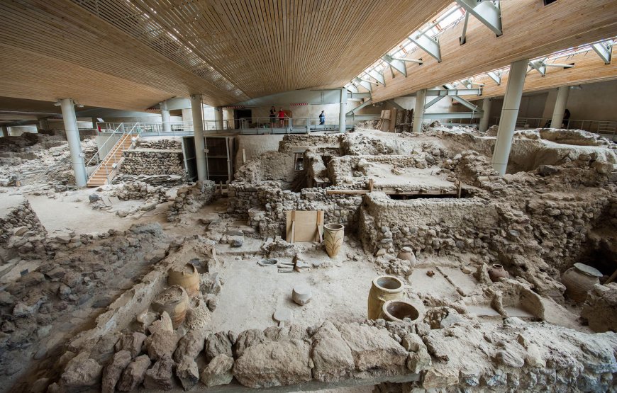 Island Bus Tour: The Majestic Spots of Santorini