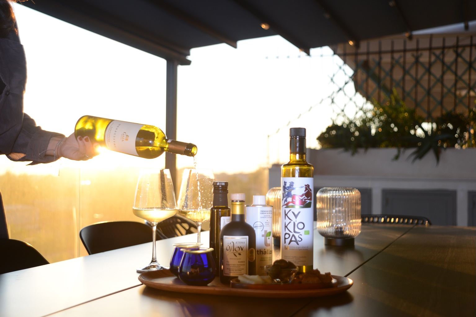 Thessaloniki: Greek Olive Oil tasting and traditional bites on a private terrace 