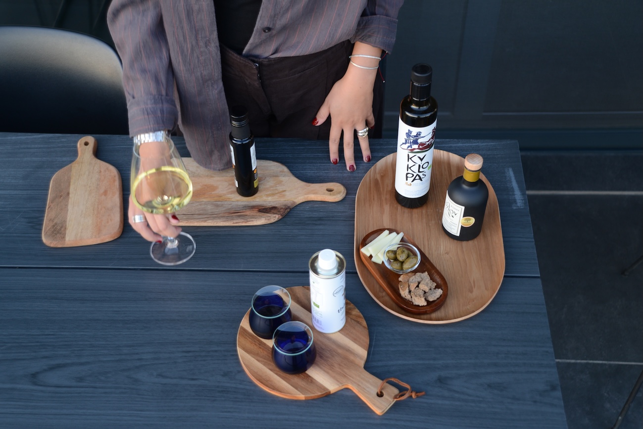Thessaloniki: Greek Olive Oil tasting and traditional bites on a private terrace 