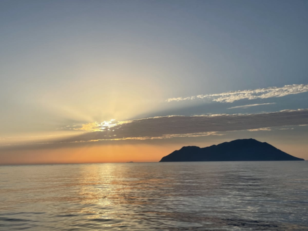 PRIVATE HALF - DAY SUNSET CRUISE: ADAMANTAS - KLEFTIKO - ADAMANTAS