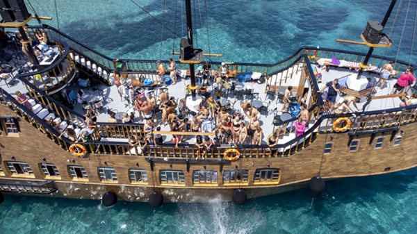 Luxury 3 Island Cruise with Captain Morgan