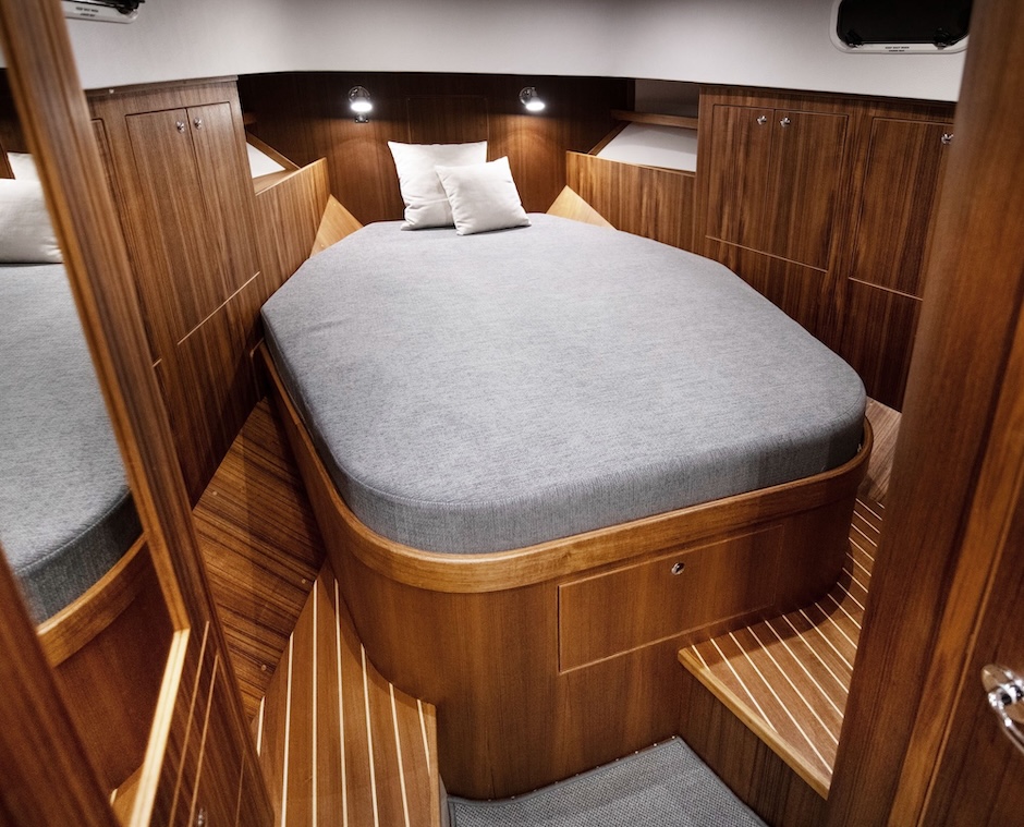 Private Targa Motor Yacht Half Day Daytime Cruise with BBQ, Open Bar & Transfers